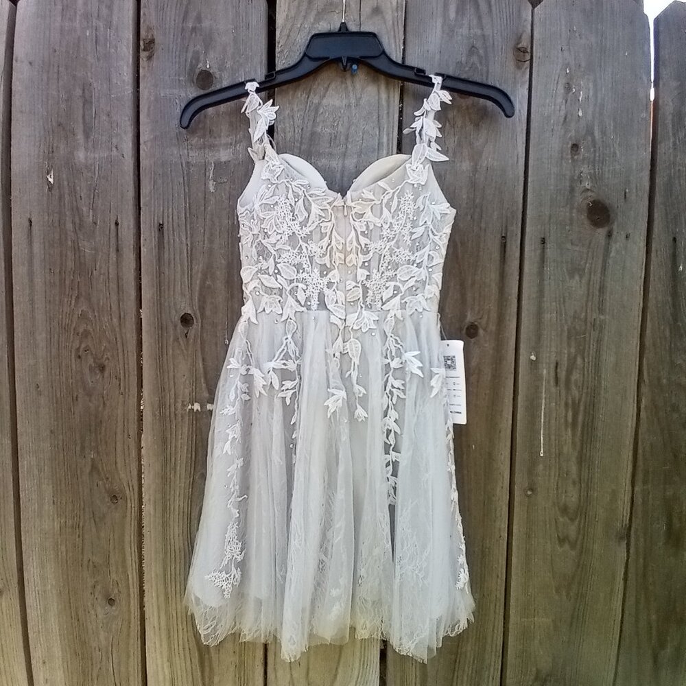 LAVETIR DRESS JUNIOR SZ 0 GRAY TULLE EMBROIDERED BEADED PARTY MIDI ZIP SLEEVELES